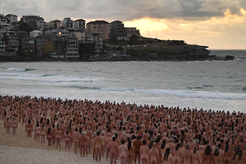 Bondi menjadi pantai telanjang saat ribuan orang melepas pakaian untuk proyek seni Spencer Tunick