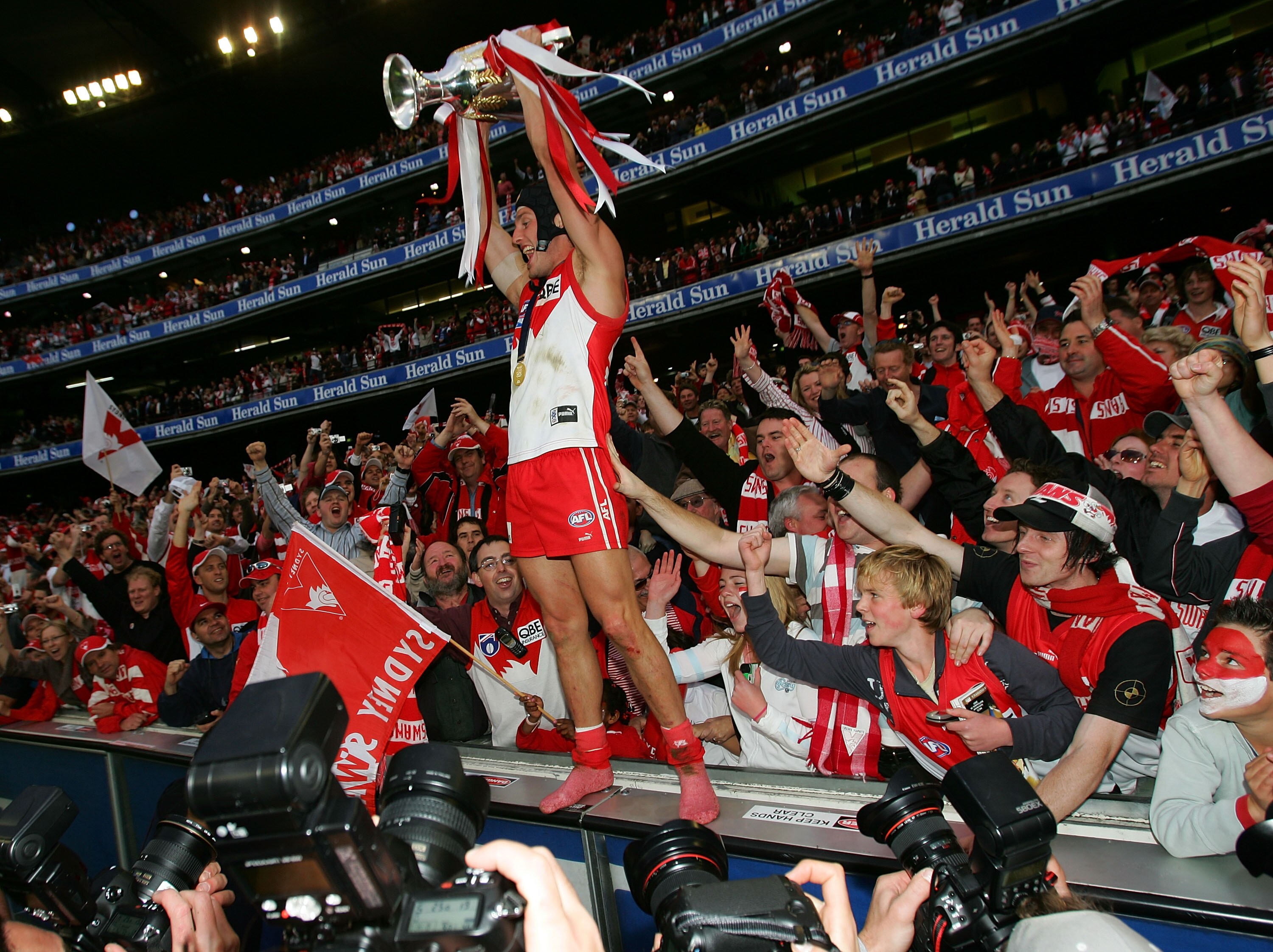 Jude Bolton lifts the premiership cup with Sydney fans