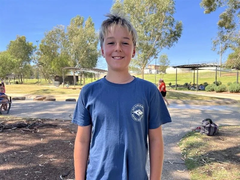 Angus sonríe a la cámara.