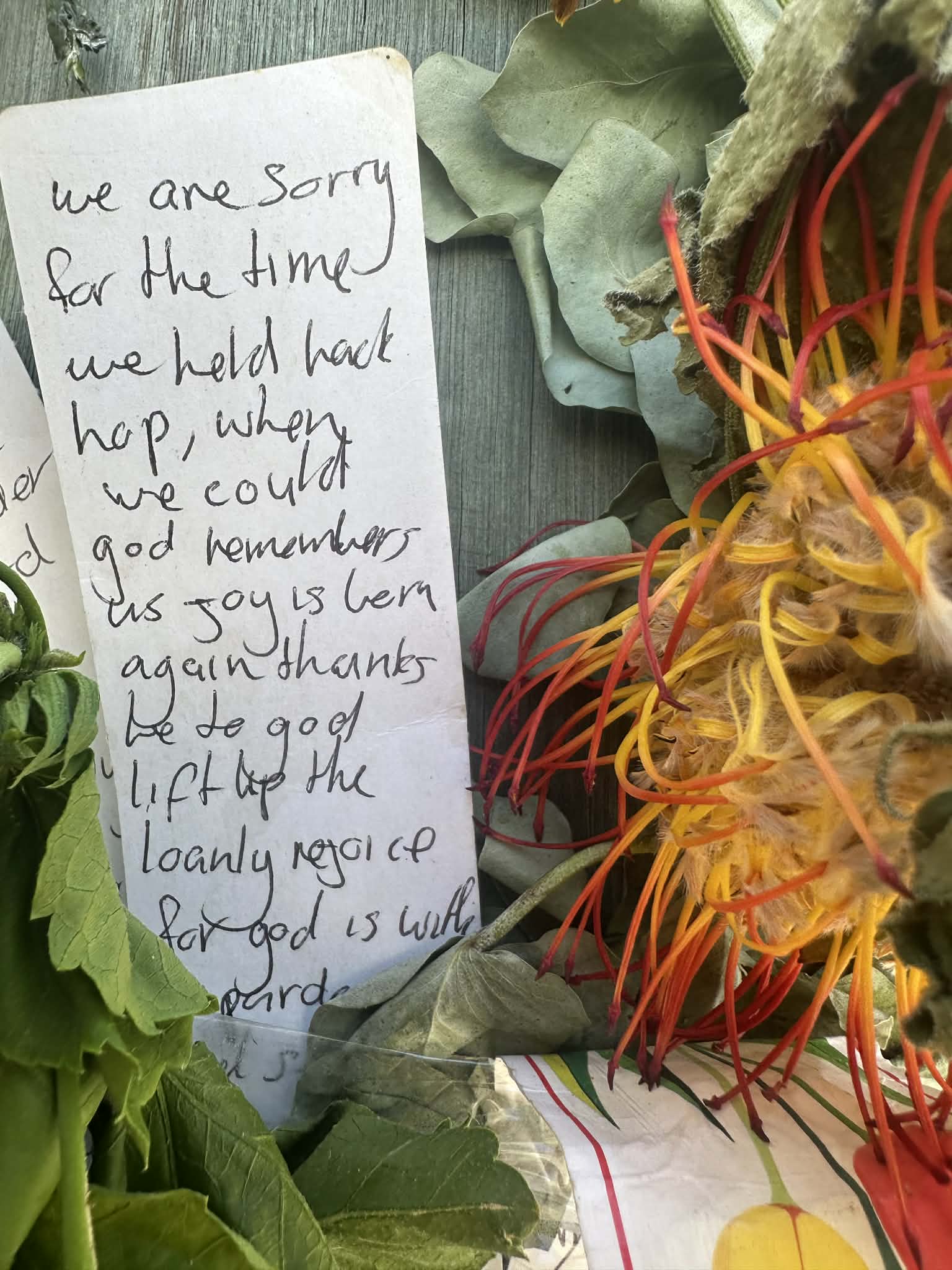 Notas y flores en el sitio. 