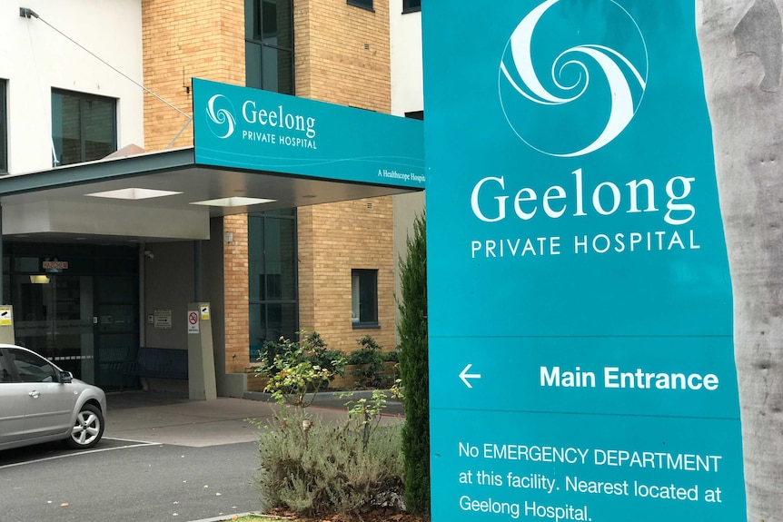 A sign pointing to the main entrance of Geelong Private Hospital.