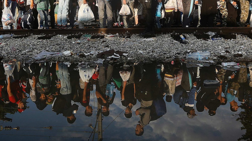 Syrian asylum seekers wait at Macedonian border