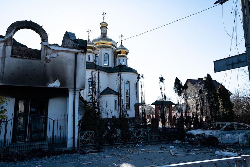 Building and cars destroyed in Irpin.