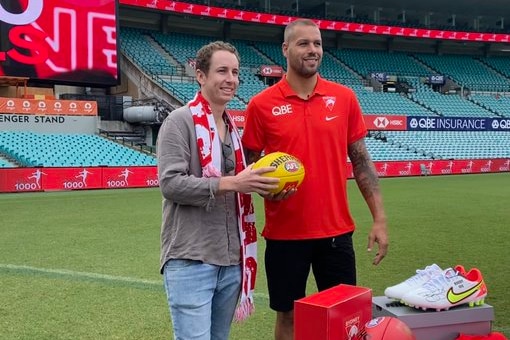 Sydney fan gives Lance Franklin his ball back