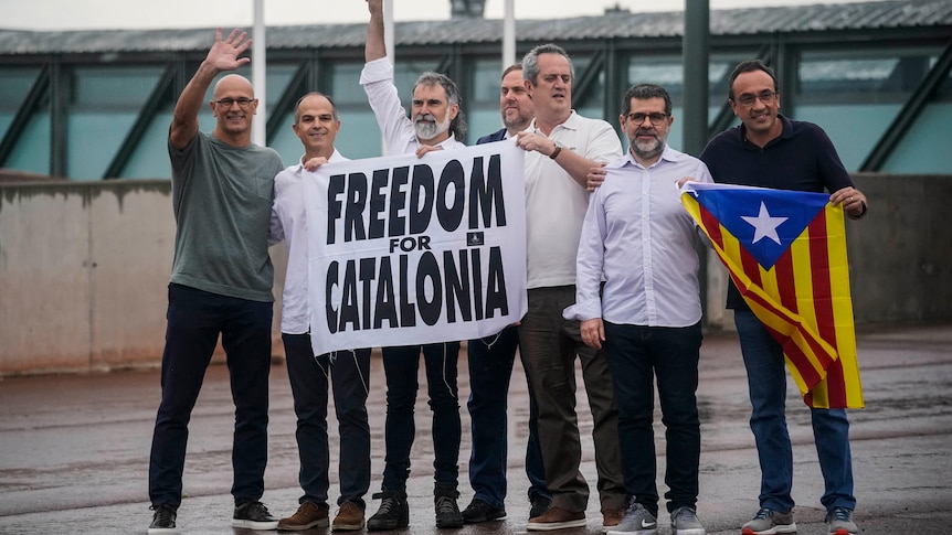 The men held a banner and an "estelada" or Catalan pro-independence flag outside Lledoners prison in Sant Joan de Vilatorrada.