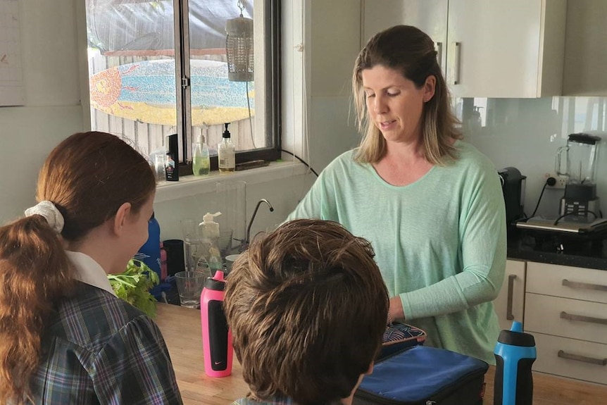 Kelly talks to Zara and Lincoln in the kitchen.