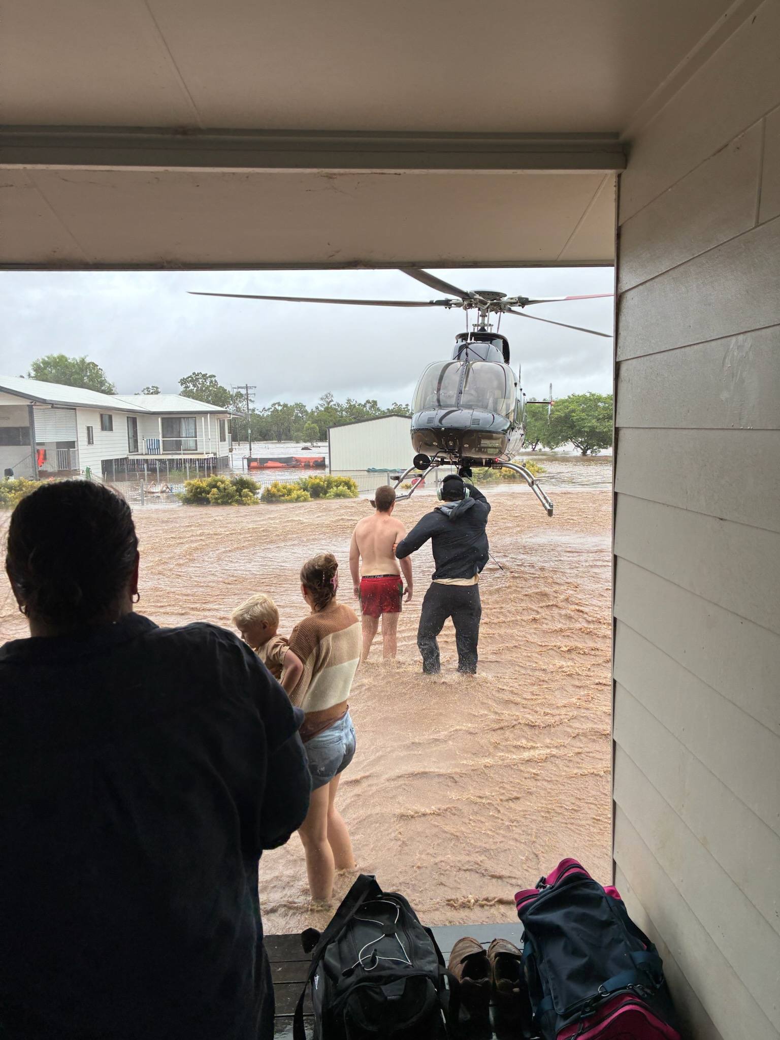 Un helicóptero sobrevuela la ciudad inundada