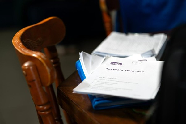     Una pila de documentos sobre una silla del comedor