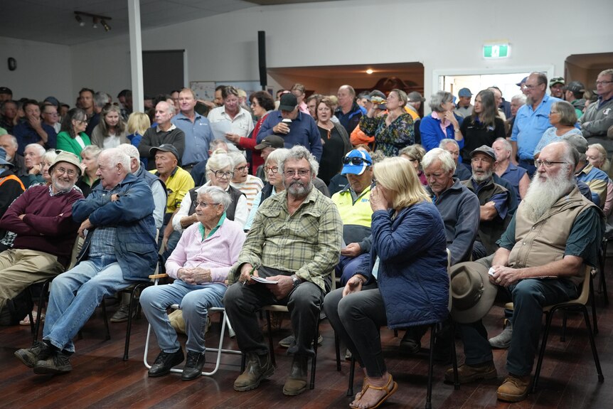 View of the crowd at a crisis meeting of farmers held in Yornup.
