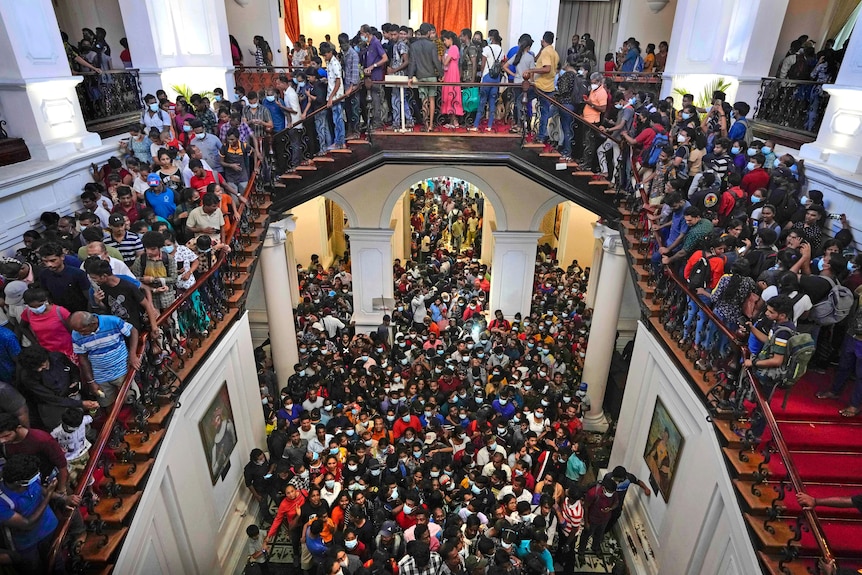 人们聚集在戈塔巴亚·拉贾帕克萨总统的官邸