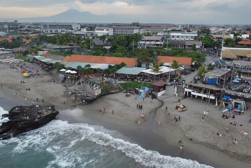 Tembakan drone dari pantai yang ramai 