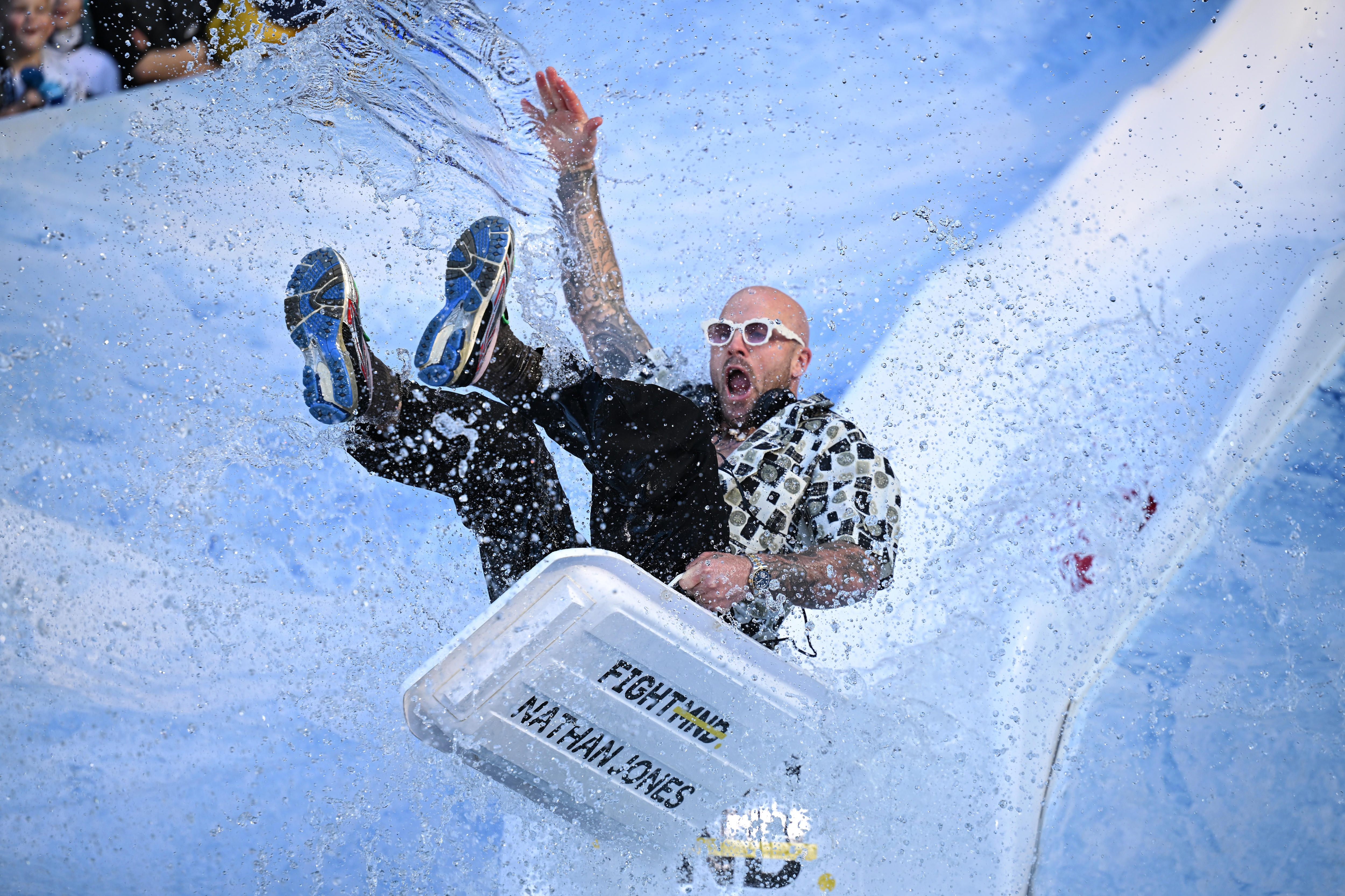 El ex jugador de la AFL Nathan Jones participa en el Big Freeze: un tobogán resbaladizo en un baño de hielo