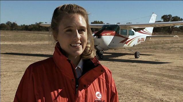 Qld Female pilot Lou Oldfield takes tourists on scenic flights.