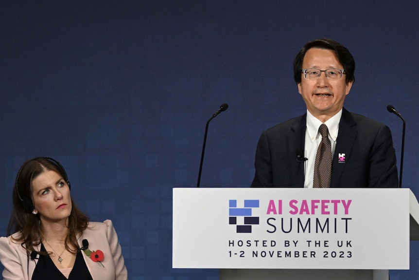 中国科技部副部长吴朝晖在布莱切利公园举行的人工智能安全峰会第一次全体会议上发言。
