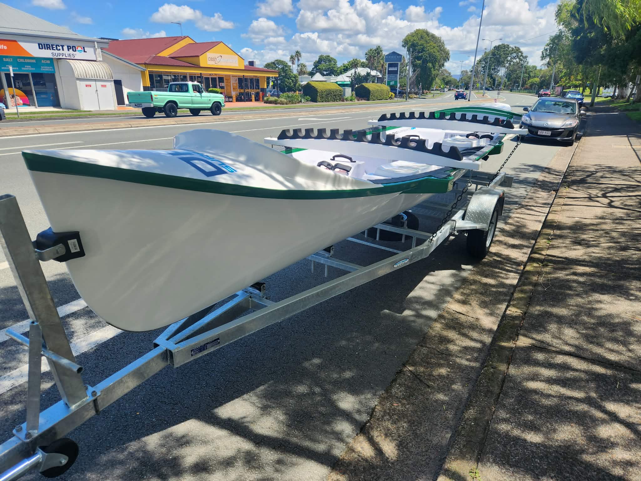 un barco de surf nuevo y brillante en un remolque de barco 