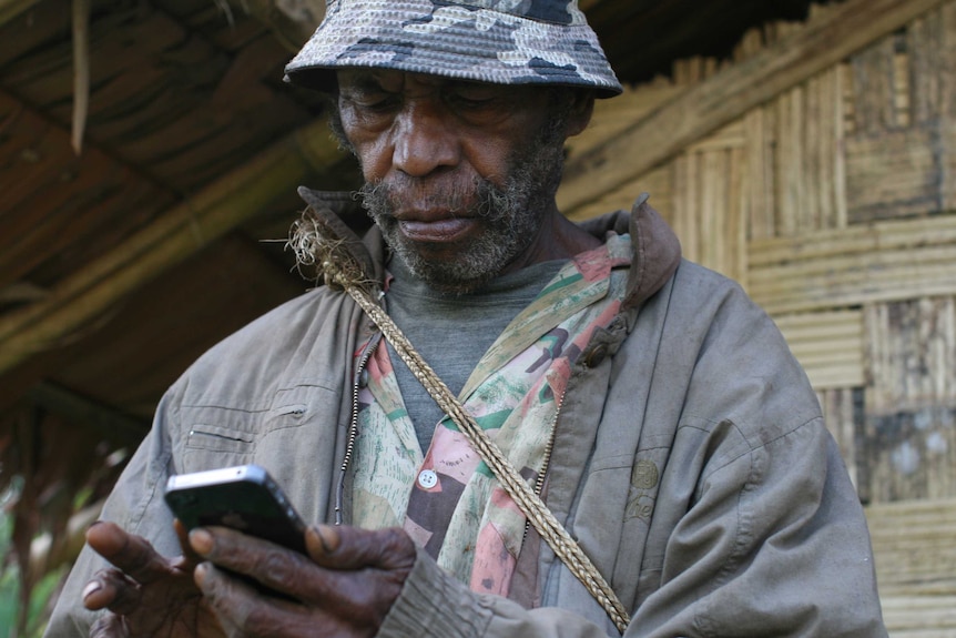 Vanuatu chief uses a smartphone for the first time
