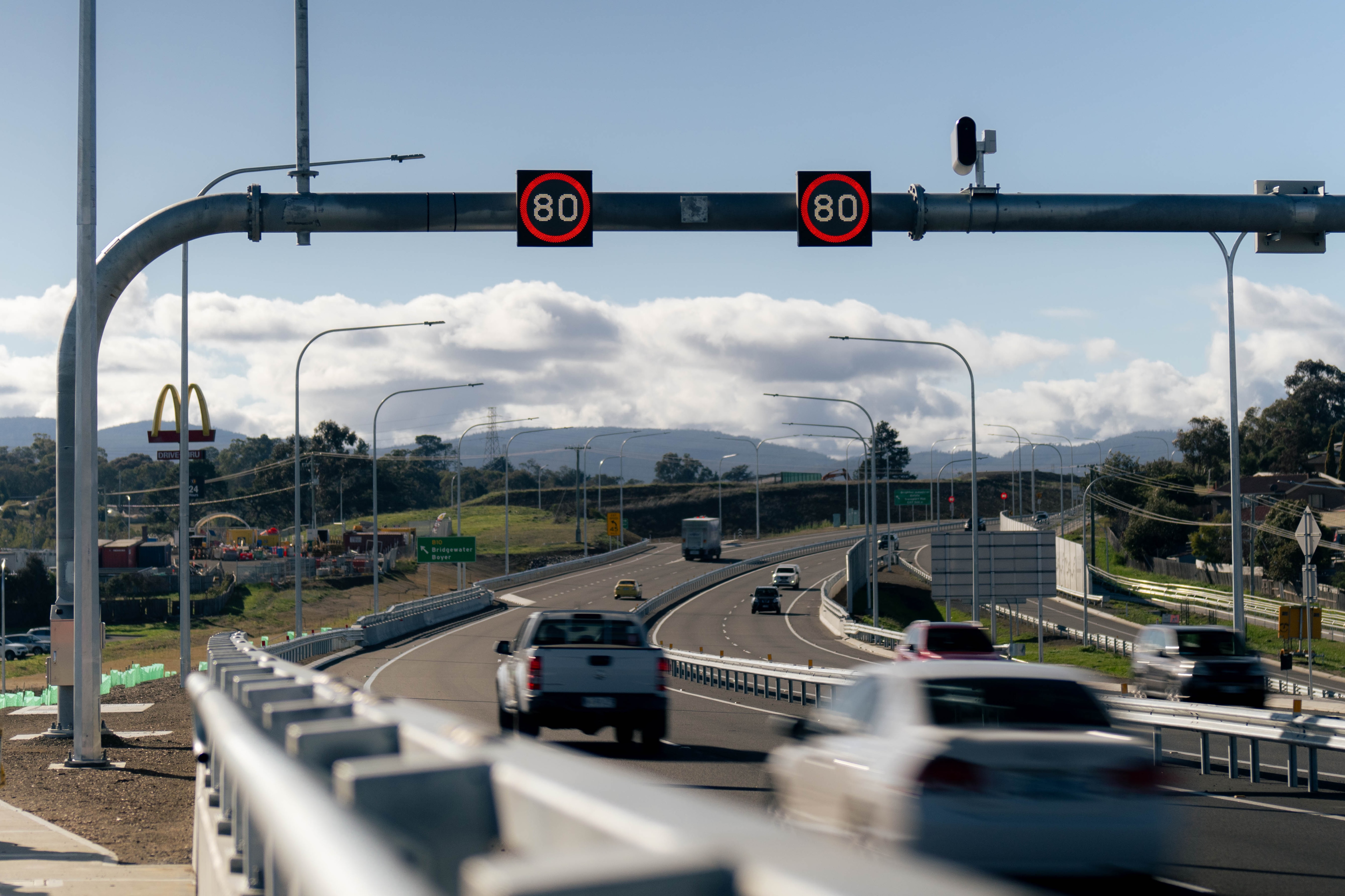 Los coches pasan por un puente.
