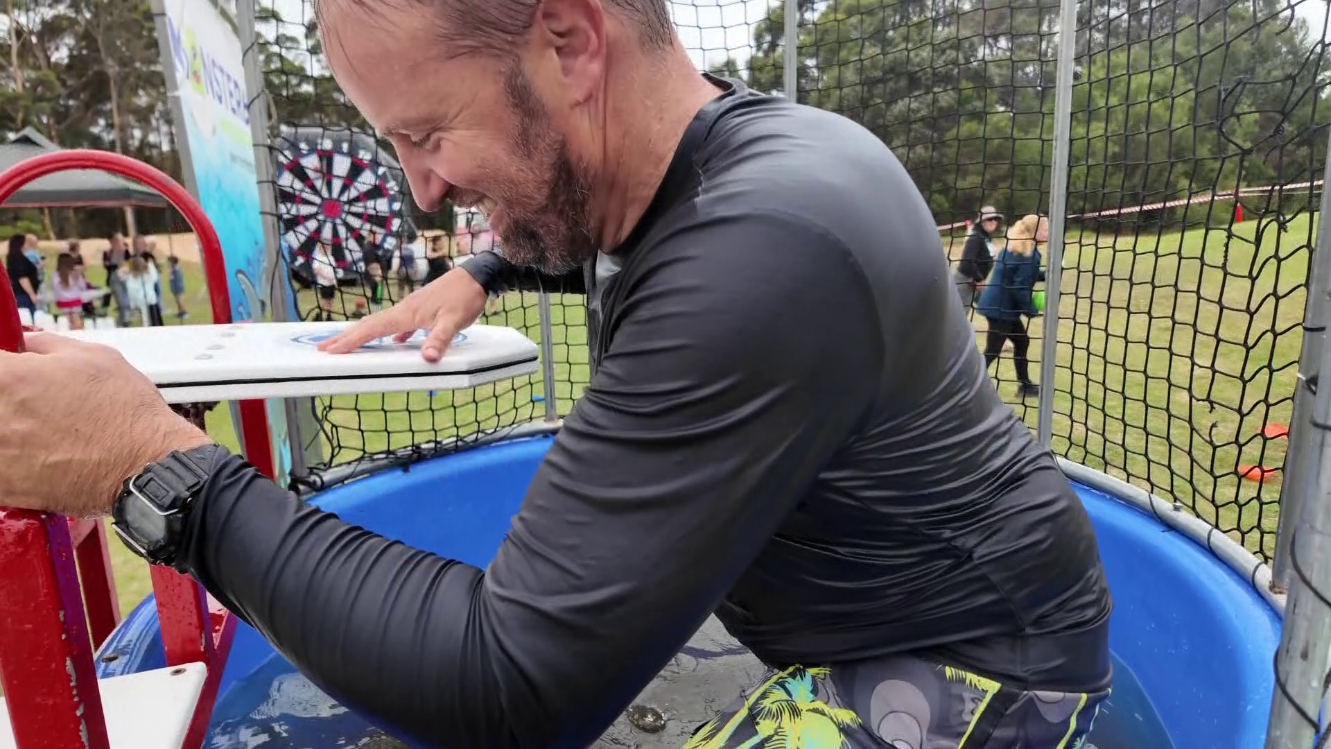 Un hombre sale de un tanque