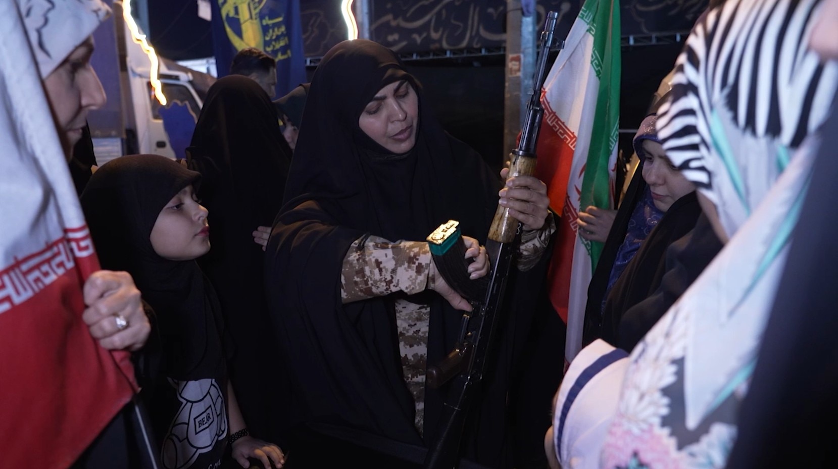 An Iranian woman explains how to use a rifle - ABC News
