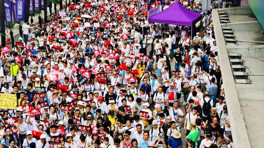 Para pengunjuk rasa yang turun ke jalanan Hong Kong di bulan Juni