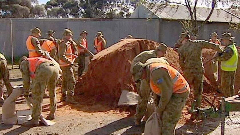Soldiers fill sandbags in Echuca