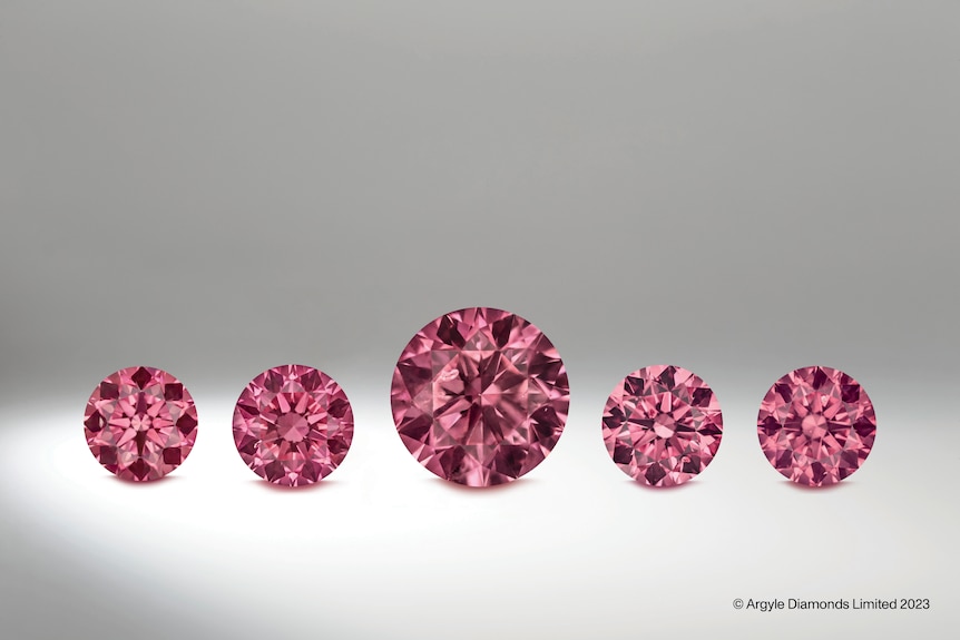 A row of 5 pink diamonds.