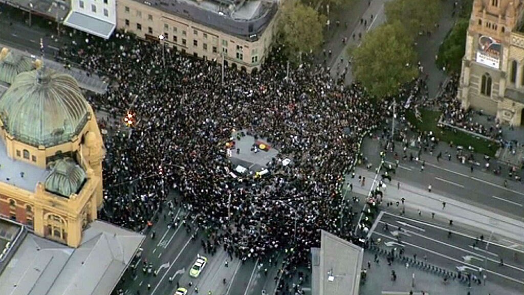 Thousands gather in Melbourne's CBD to protest against proposed WA