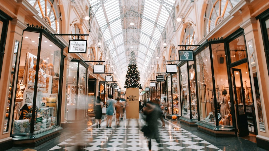 Melbourne shopfronts decorated in Christmas decorations.