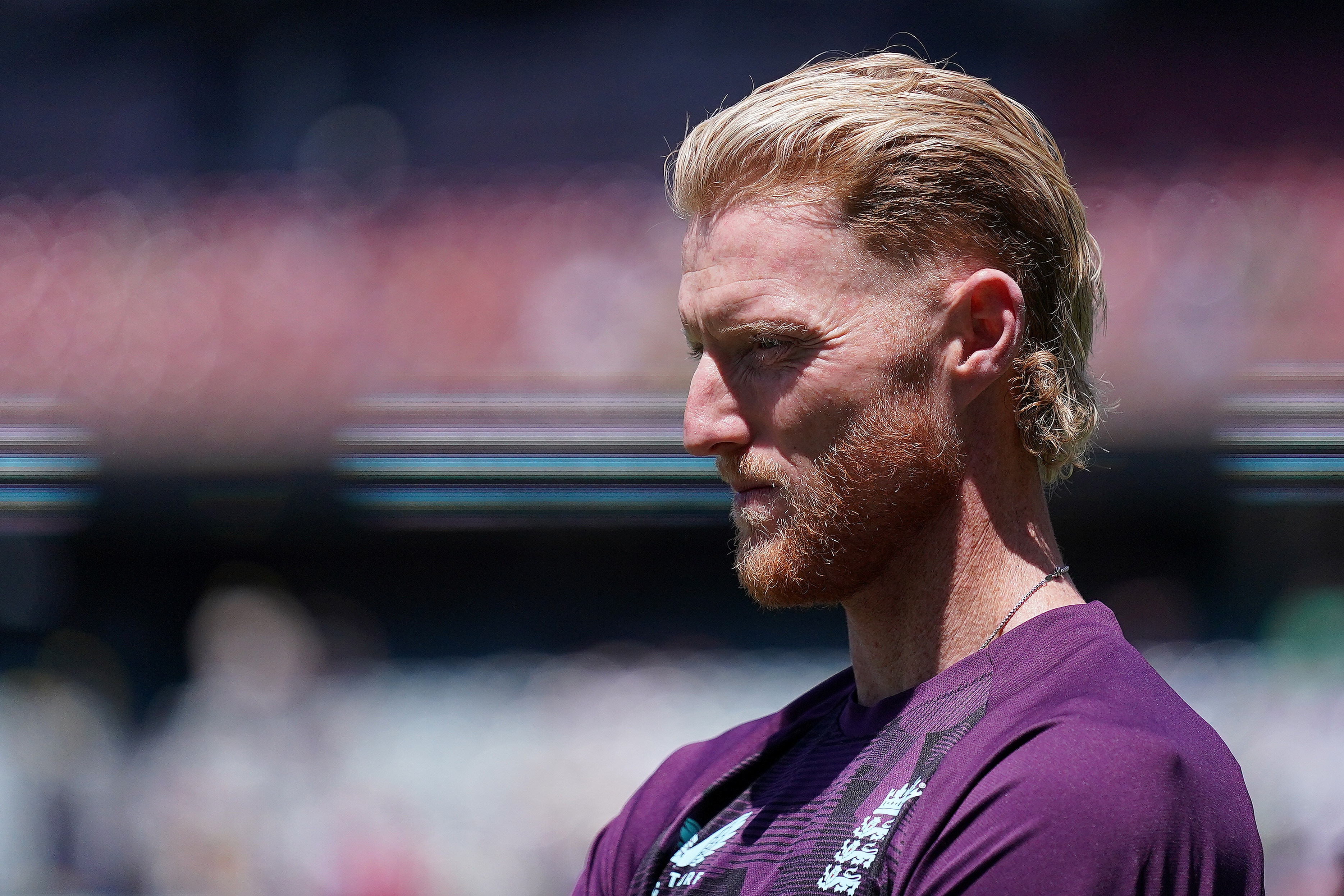 Ben Stokes mira de reojo frente a él.