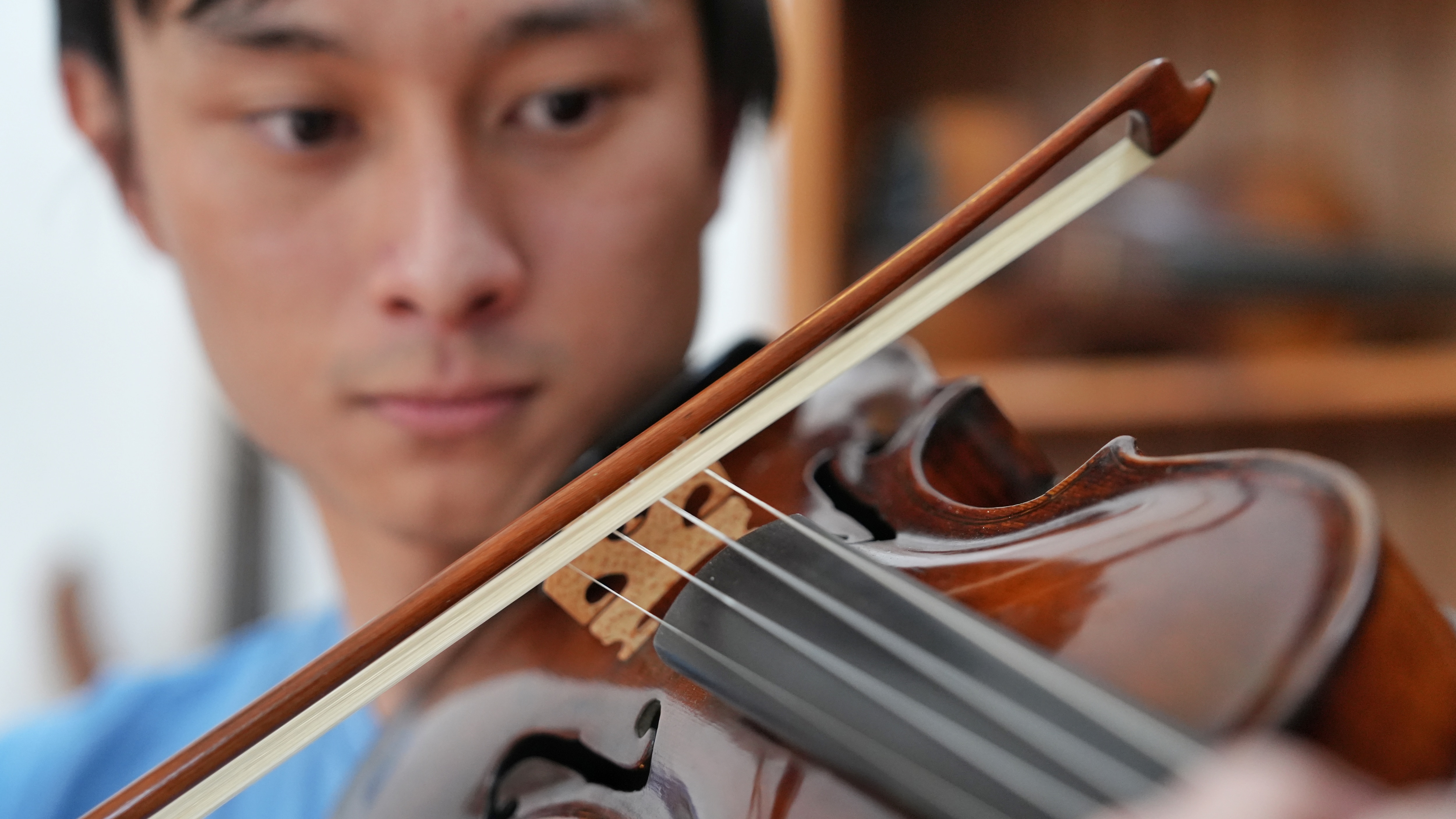 Mystery violin donated to Canberra Youth Orchestra