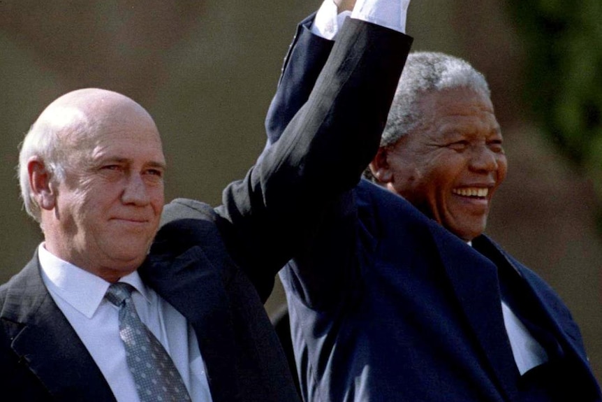 Nelson Mandela i były prezydent RPA F.W. de Klerk podnoszą ręce