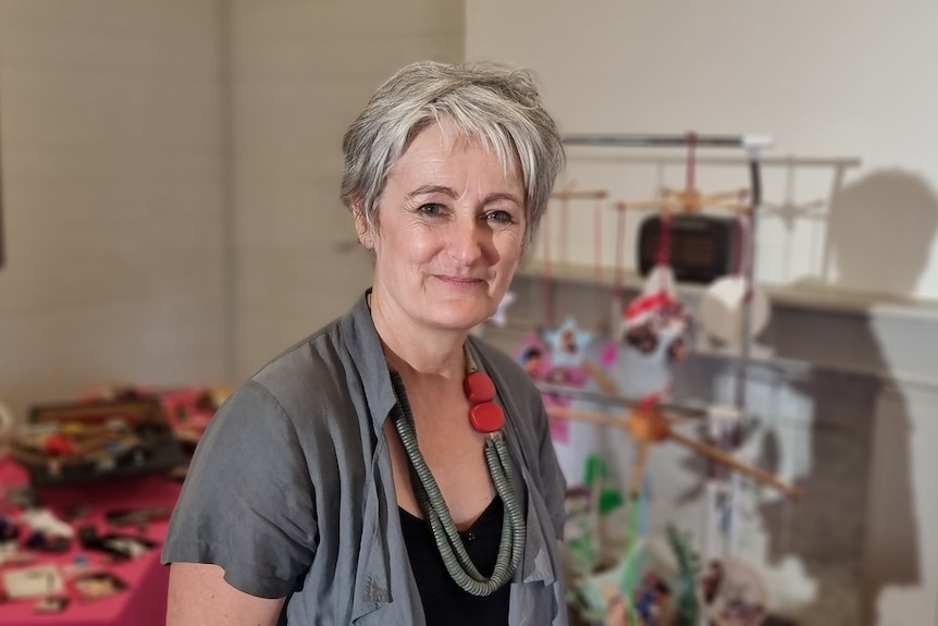 A woman wearing a grey shirt.