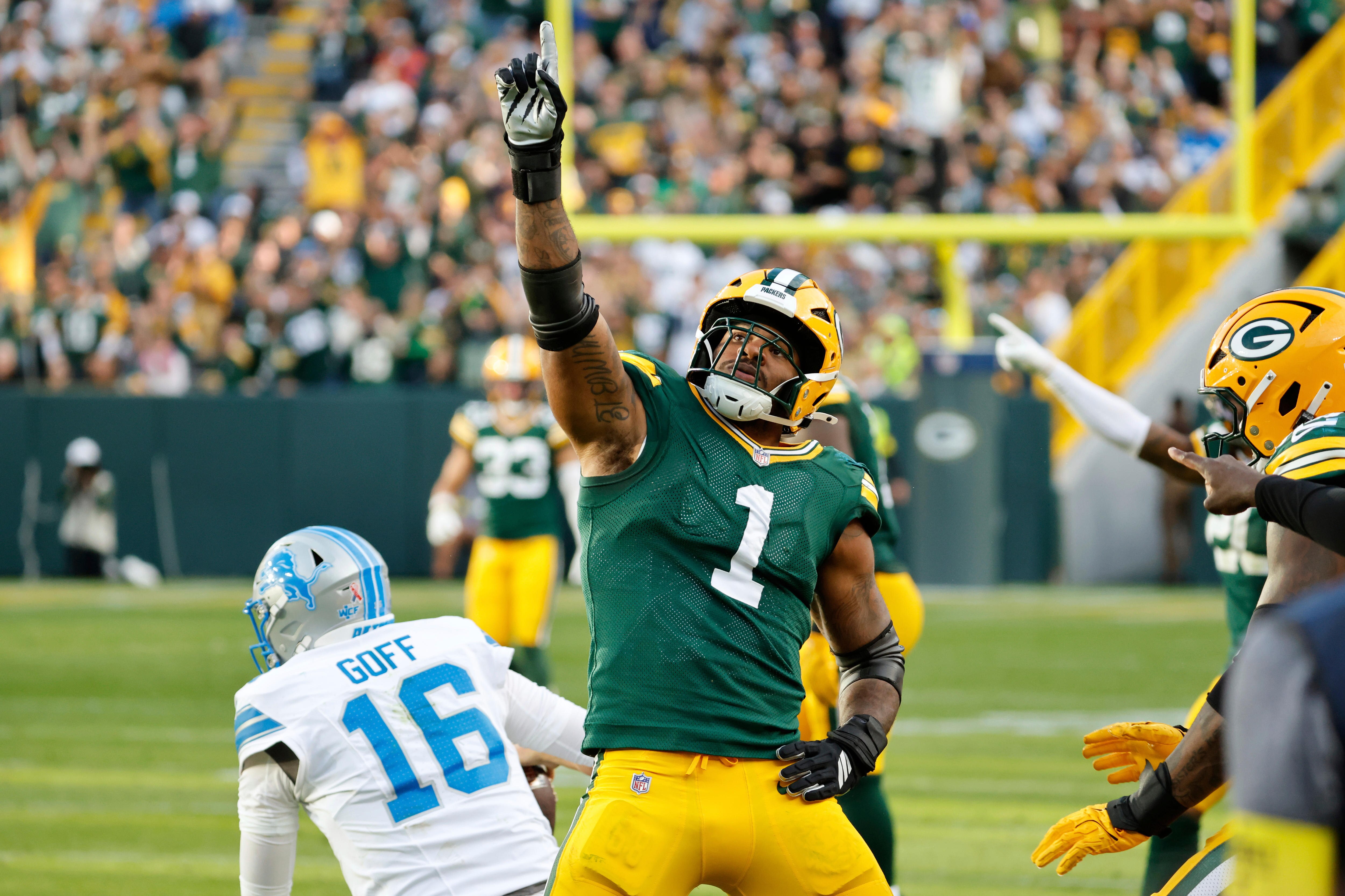 Micah Parsons holds up his hand