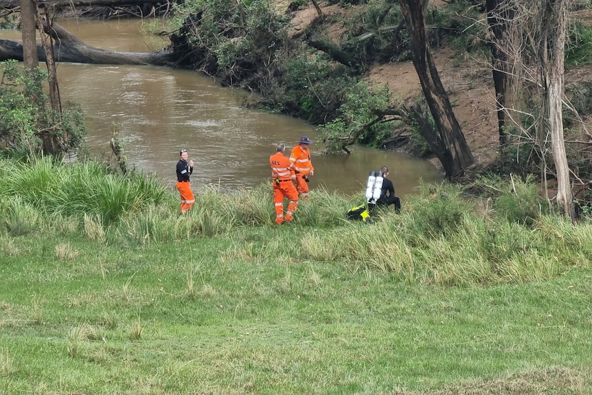 Police divers and SES crew working on the bank of Kangaroo Creek.