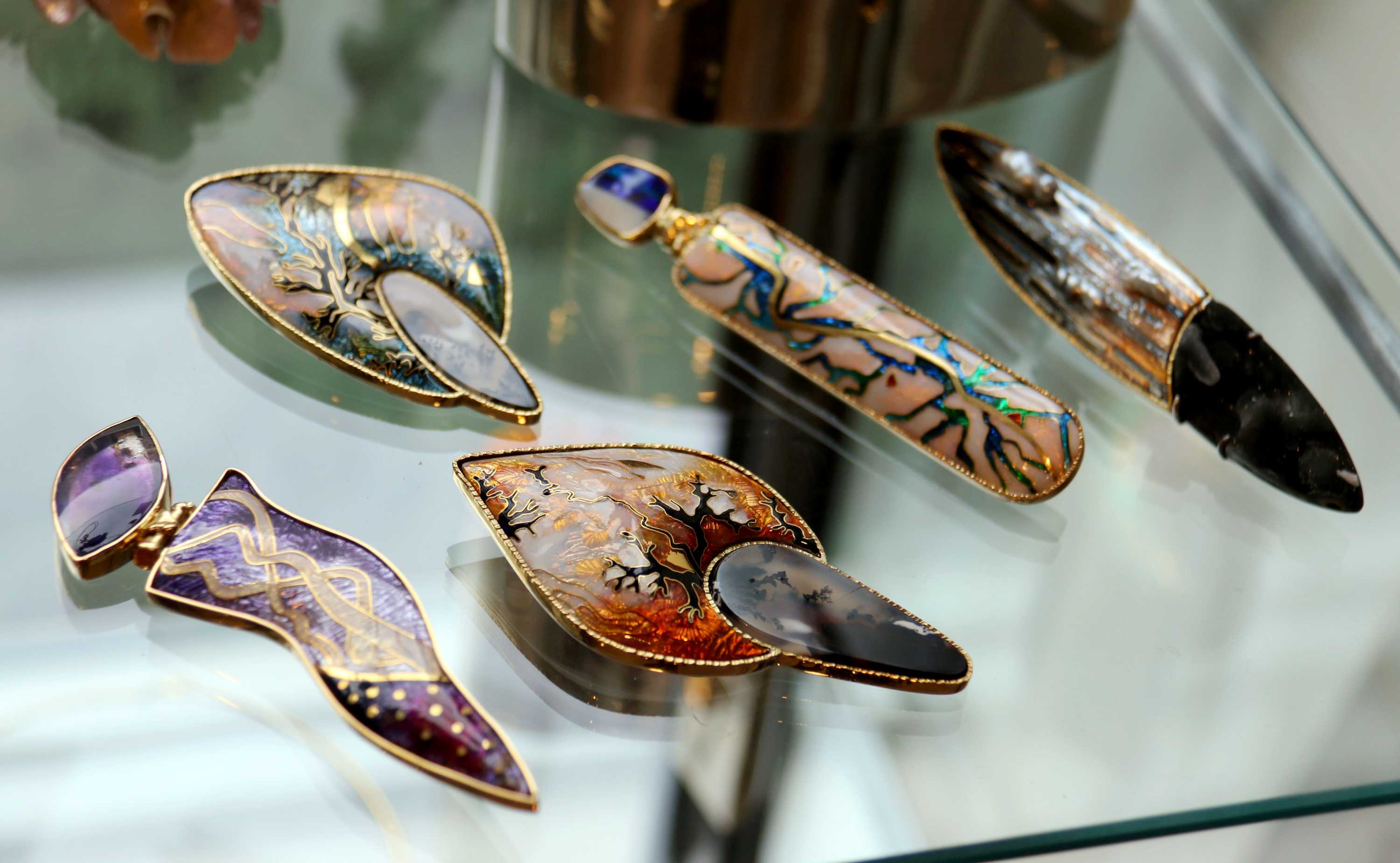 Melbourne woman Debbie Sheezel named among world's top enamel jewellers