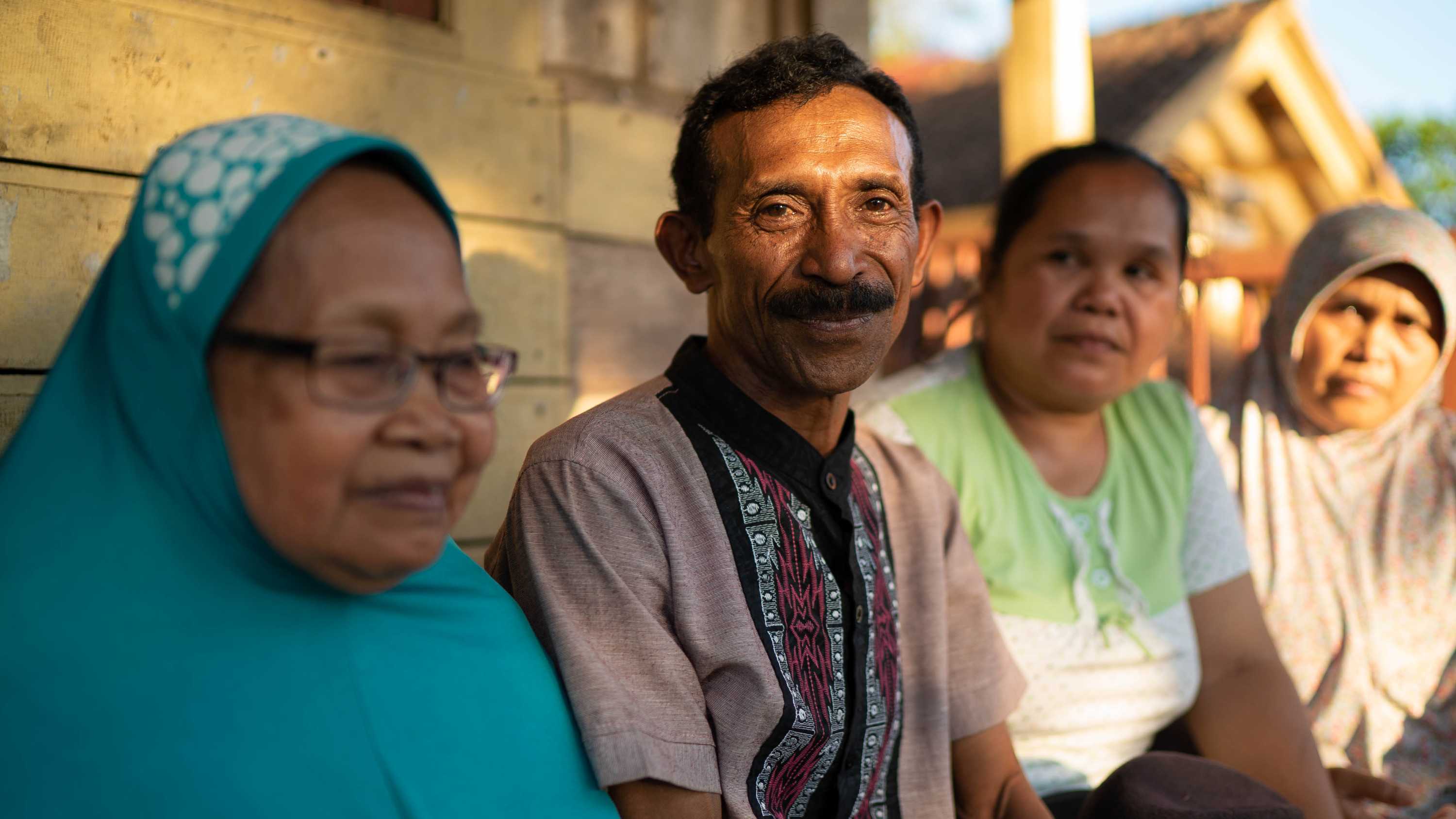 Alis with mother and sisters.