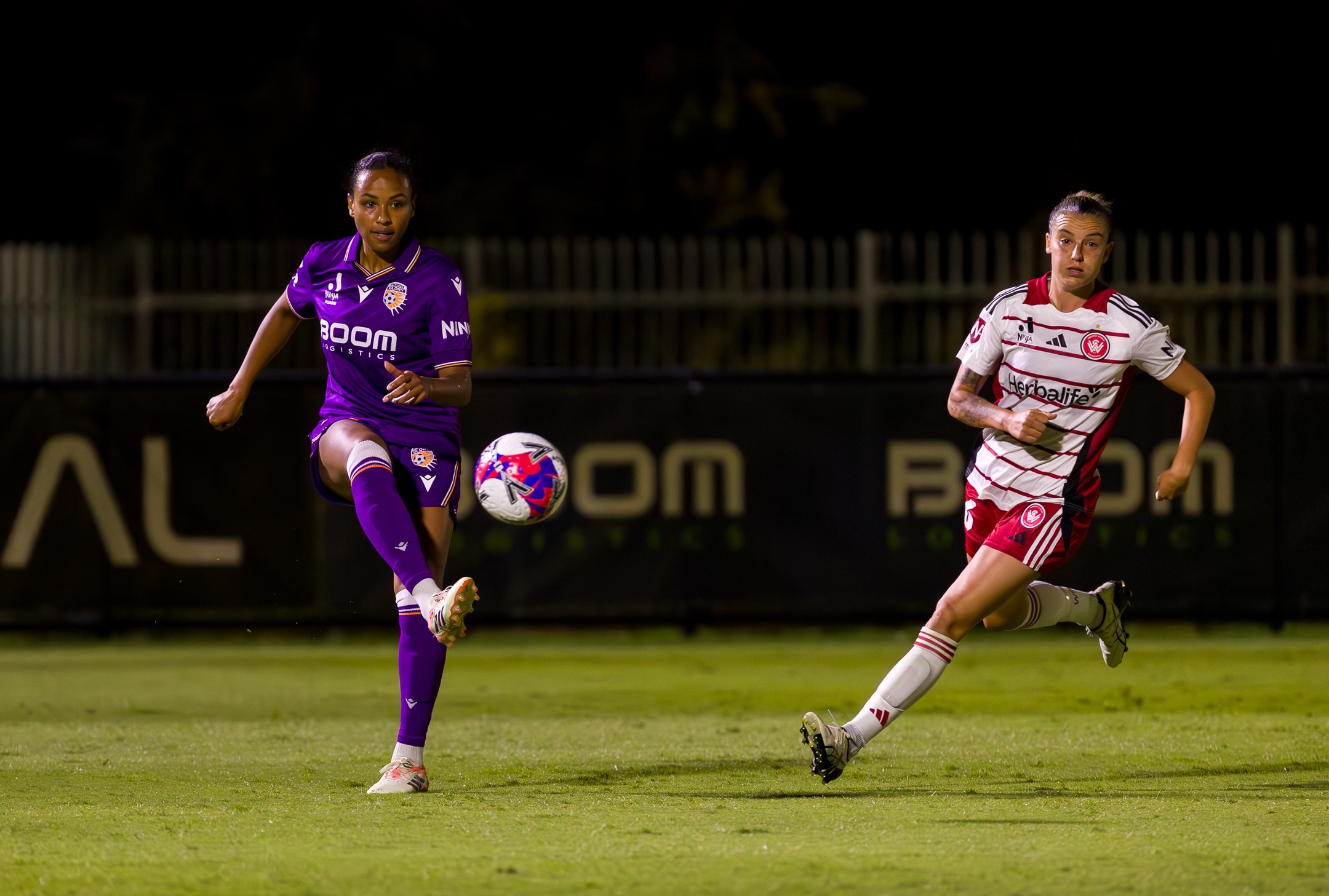 Dos futbolistas persiguen la misma pelota