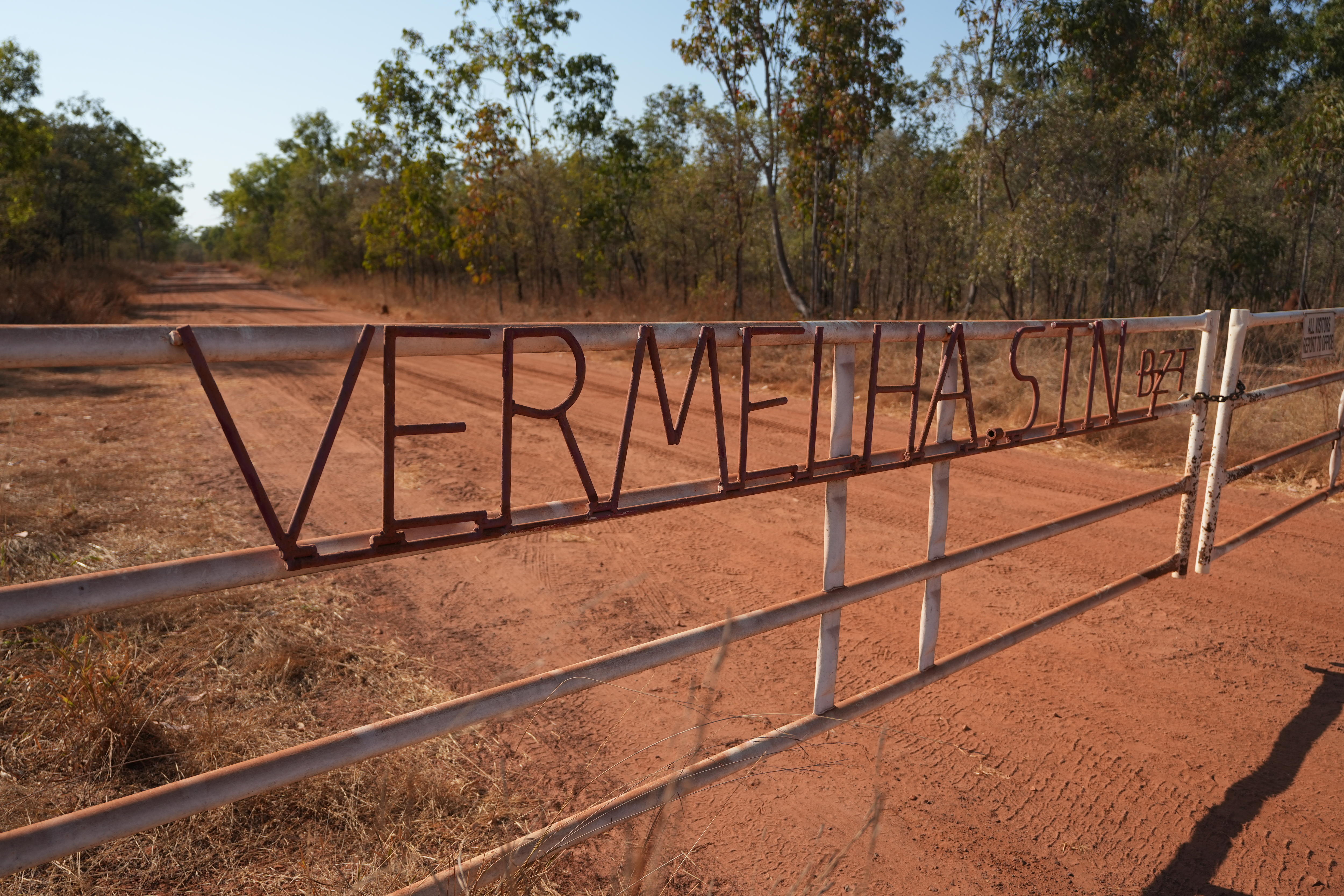 Vermelha Station front gate