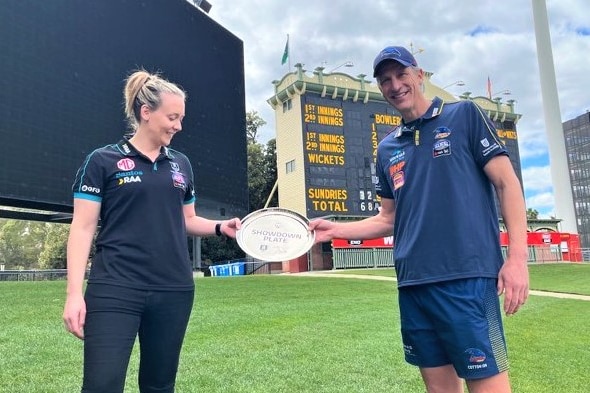 Pelatih AFLW Showdown Lauren Arnell dan Matthew Clarke