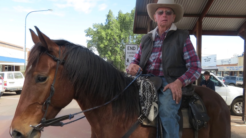 Bushman Harold Riley on a horse in Longreach