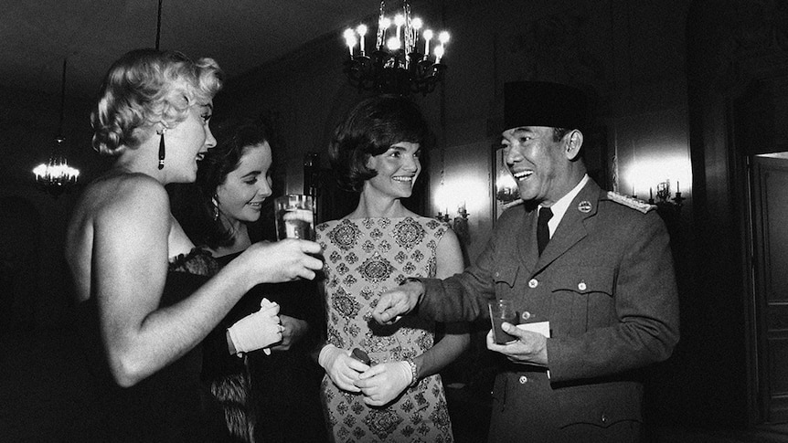 A black and white doctored photo shows former Indonesian President Sukarno with famous women. It is not real.