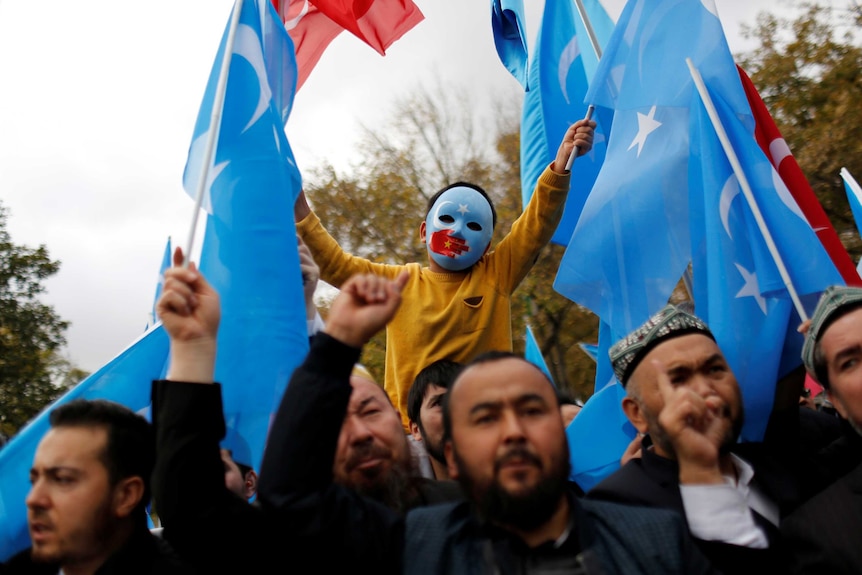 美国称中国对待维吾尔人的方式是“世纪污点”。