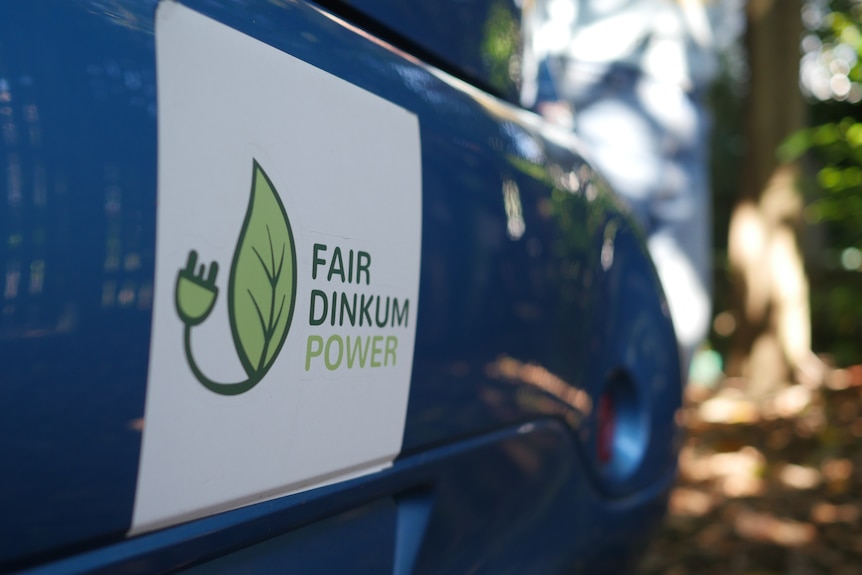 蓝色汽车，侧面带有 Fair Dinkum Power 标志。 