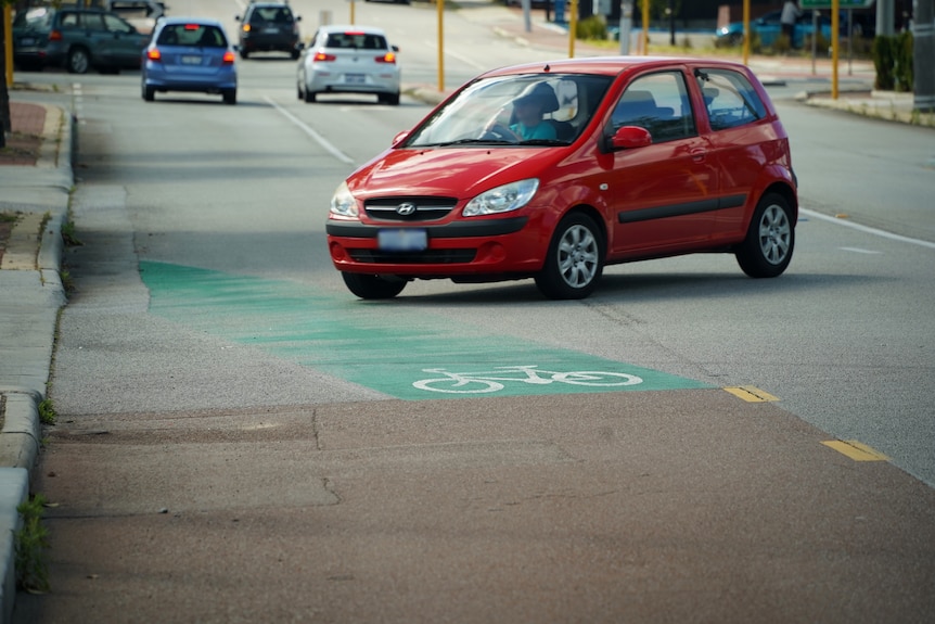 A painted bike land merges into a curb on a road