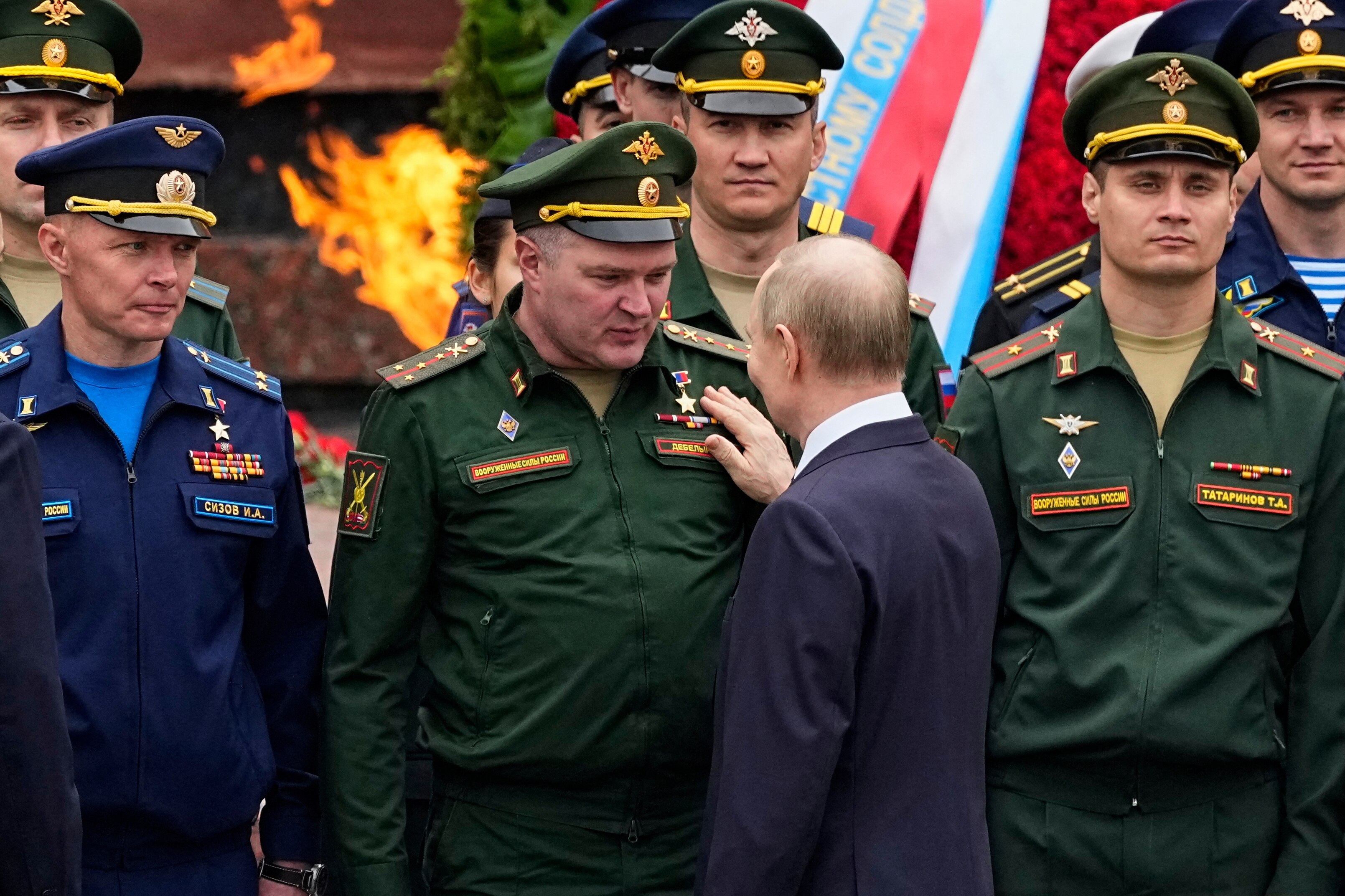 Russian President Vladimir Putin speaks with an officer in the Russian army