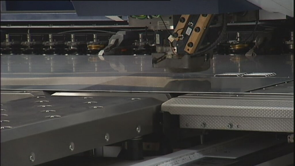 North west manufacturer defies industry downturn - ABC News