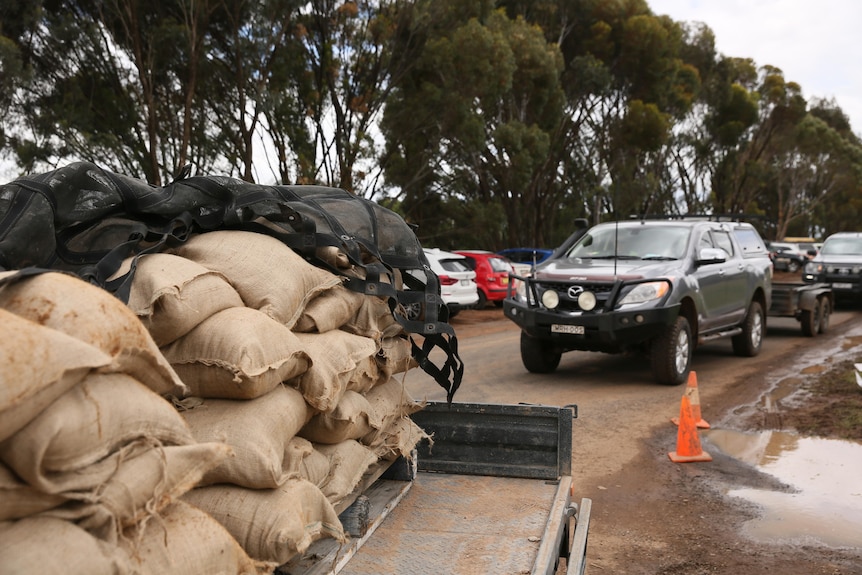 Un bac plein de sacs de sable