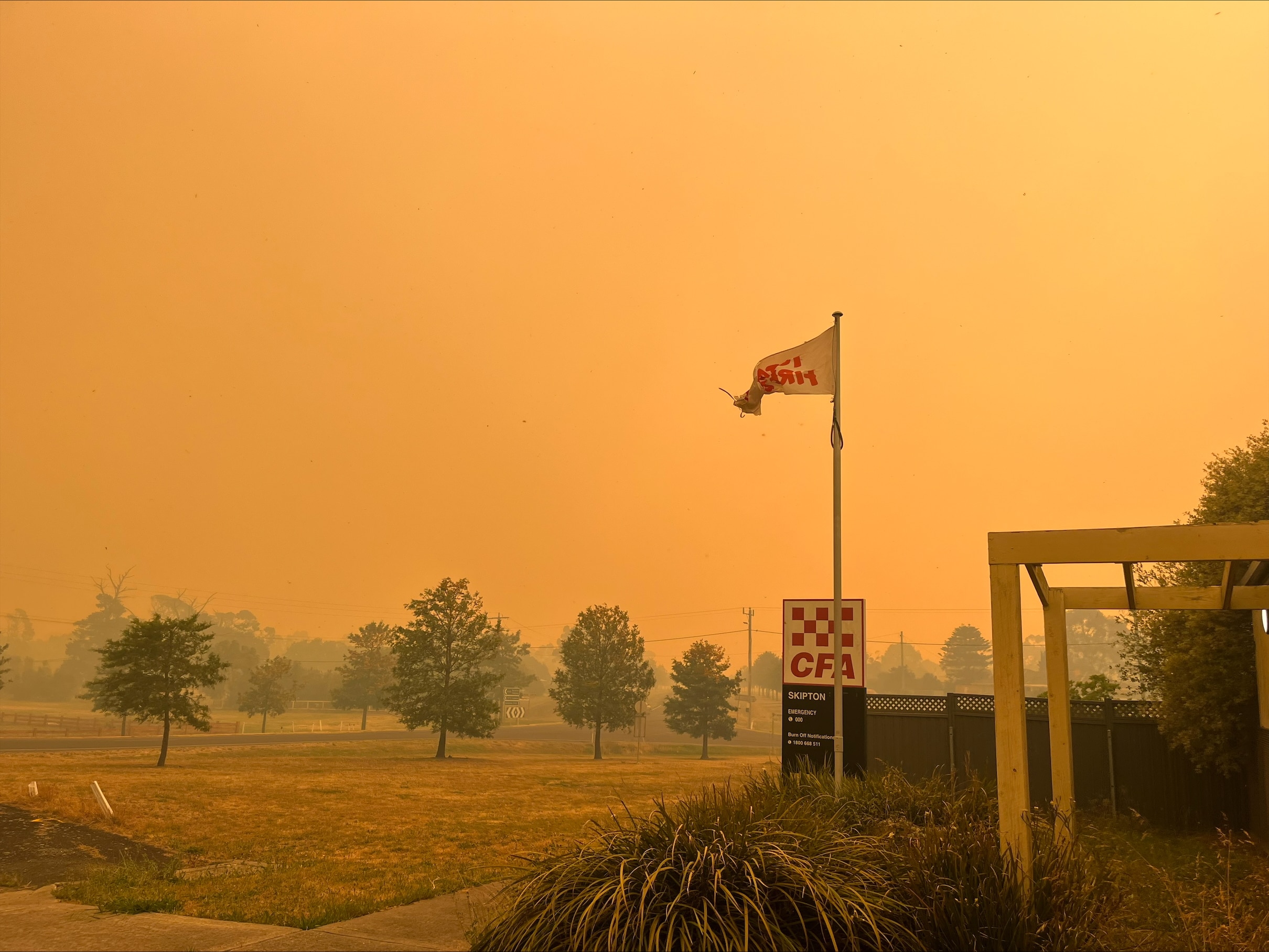 Fumaça e cinzas atingiram Skipton, no oeste de Victoria, e os moradores fugiram da cidade na sexta-feira.