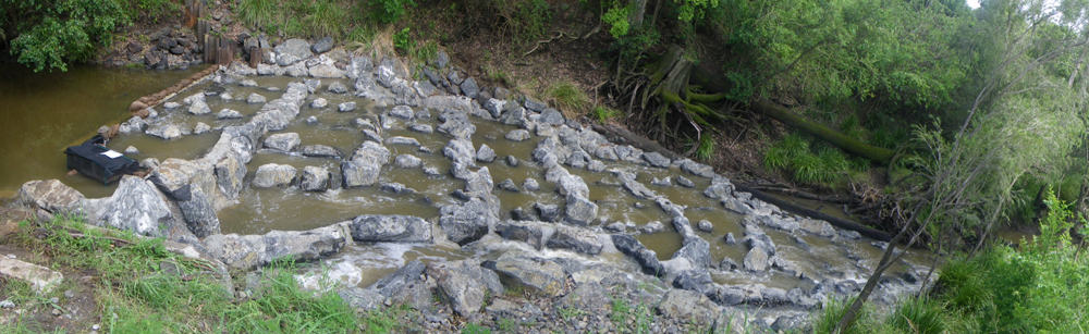 Uma pilha de pedras em um rio alinhadas para formar um caminho
