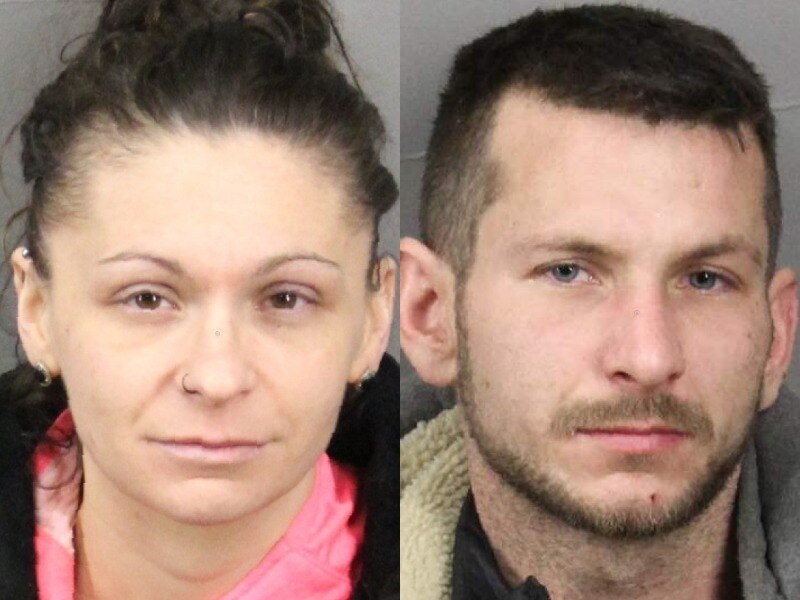 Dua gambar mugshot pria dan wanita. 